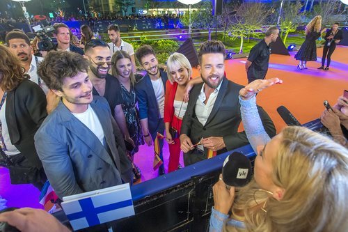 Miki Núñez y sus bailarines hablando con la televisión finlandesa en la Welcome Party de Eurovisión 2019