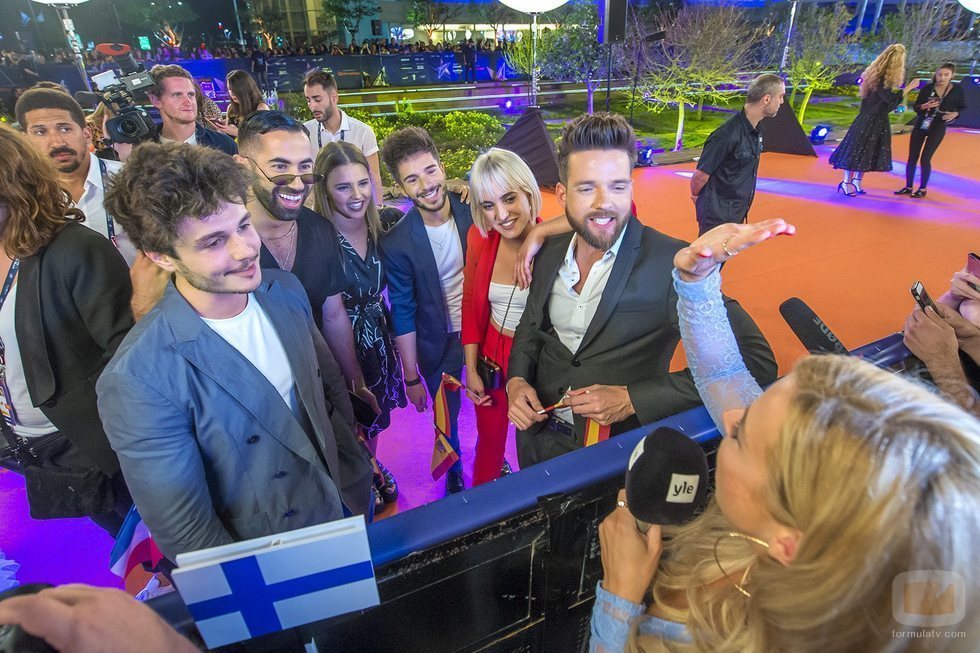 Miki Núñez y sus bailarines hablando con la televisión finlandesa en la Welcome Party de Eurovisión 2019