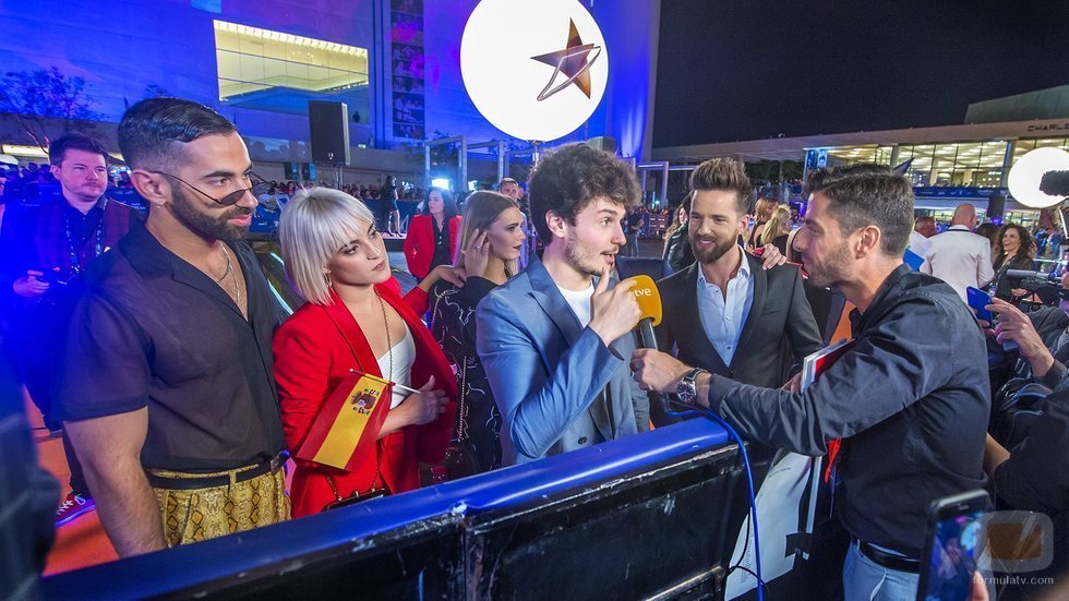 Miki Núñez hablando con la prensa española en la Welcome Party de Eurovisión 2019