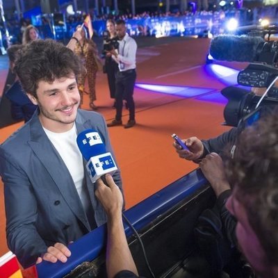 Miki Núñez atendiendo a la prensa en la Welcome Party de Eurovisión 2019