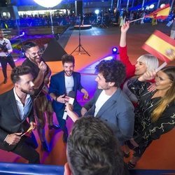 Miki Núñez y sus bailarines hablando con la prensa en la Welcome Party de Eurovisión 2019