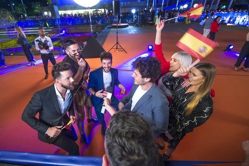 Miki Núñez y sus bailarines hablando con la prensa en la Welcome Party de Eurovisión 2019