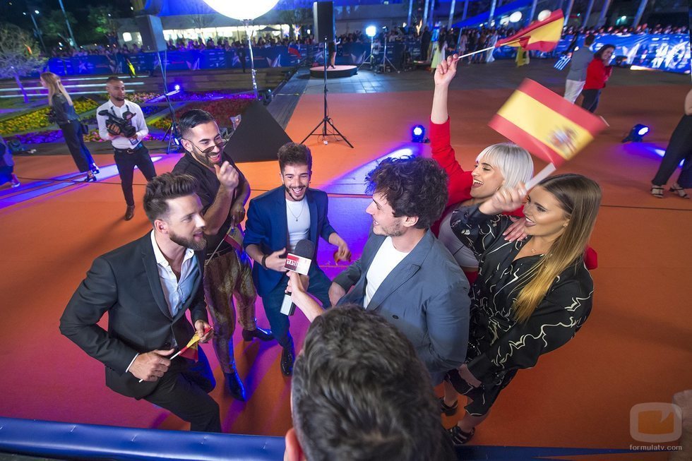 Miki Núñez y sus bailarines hablando con la prensa en la Welcome Party de Eurovisión 2019
