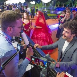 Miki Núñez hablando con un medio suizo en la alfombra naranja de la Welcome Party de Eurovisión 2019