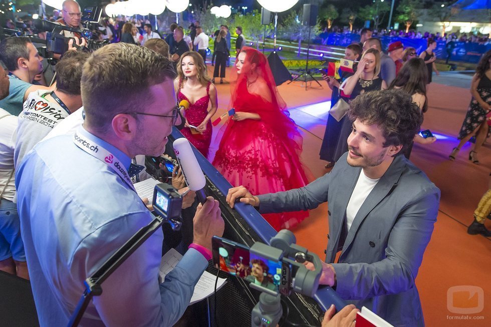 Miki Núñez hablando con un medio suizo en la alfombra naranja de la Welcome Party de Eurovisión 2019