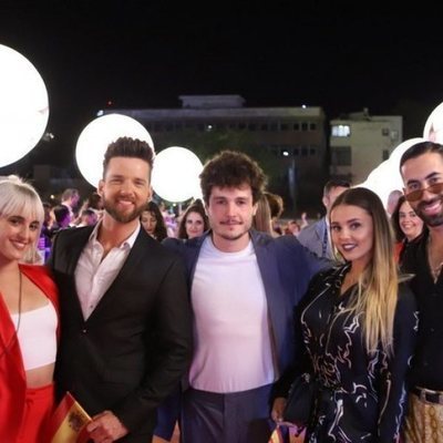 Miki Núñez y sus bailarines, en la alfombra naranja de Eurovisión 2019