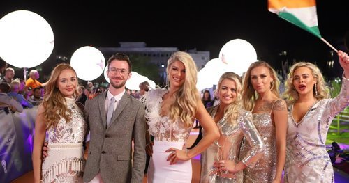 Sarah McTernan y su equipo, en la alfombra naranja de Eurovisión 2019