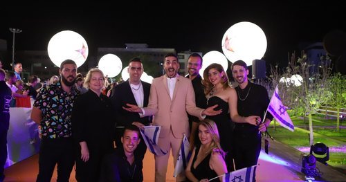 Kobi Marimi y su equipo, en la alfombra naranja de Eurovisión 2019
