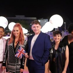Michael Rice y su equipo, en la alfombra naranja de Eurovisión 2019