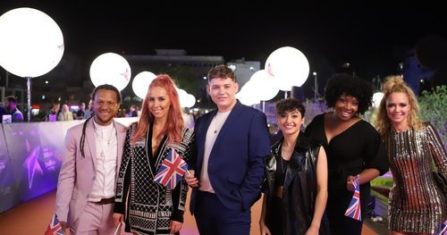 Michael Rice y su equipo, en la alfombra naranja de Eurovisión 2019