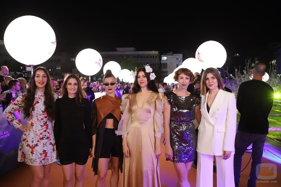 Katerine Duska y su equipo, en la alfombra naranja de Eurovisión 2019