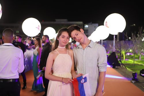 Zala Kralj y Gašper Šantl, en la alfombra naranja de Eurovisión 2019