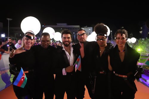 Ghingiz y su equipo, en la alfombra naranja de Eurovisión 2019