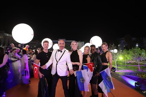 Serhat y su equipo, en la alfombra naranja de Eurovisión 2019