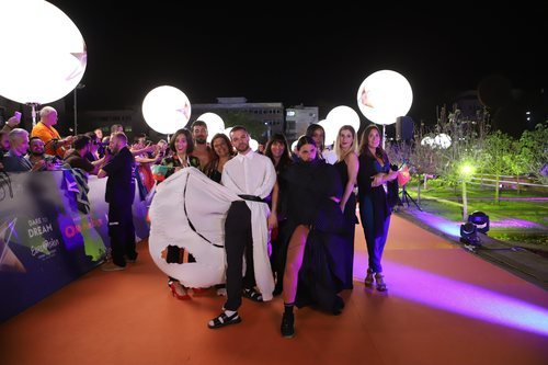 Conan Osíris y su equipo, en la alfombra naranja de Eurovisión 2019