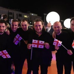 Oto Nemsadze y su equipo, en la alfombra naranja de Eurovisión 2019