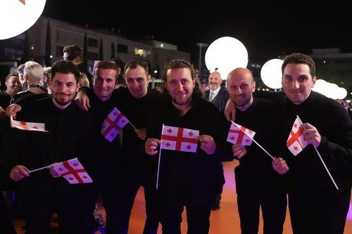 Oto Nemsadze y su equipo, en la alfombra naranja de Eurovisión 2019