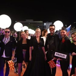 Tamara Todevska y su equipo, en la alfombra naranja de Eurovisión 2019