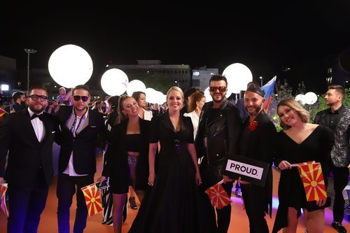 Tamara Todevska y su equipo, en la alfombra naranja de Eurovisión 2019
