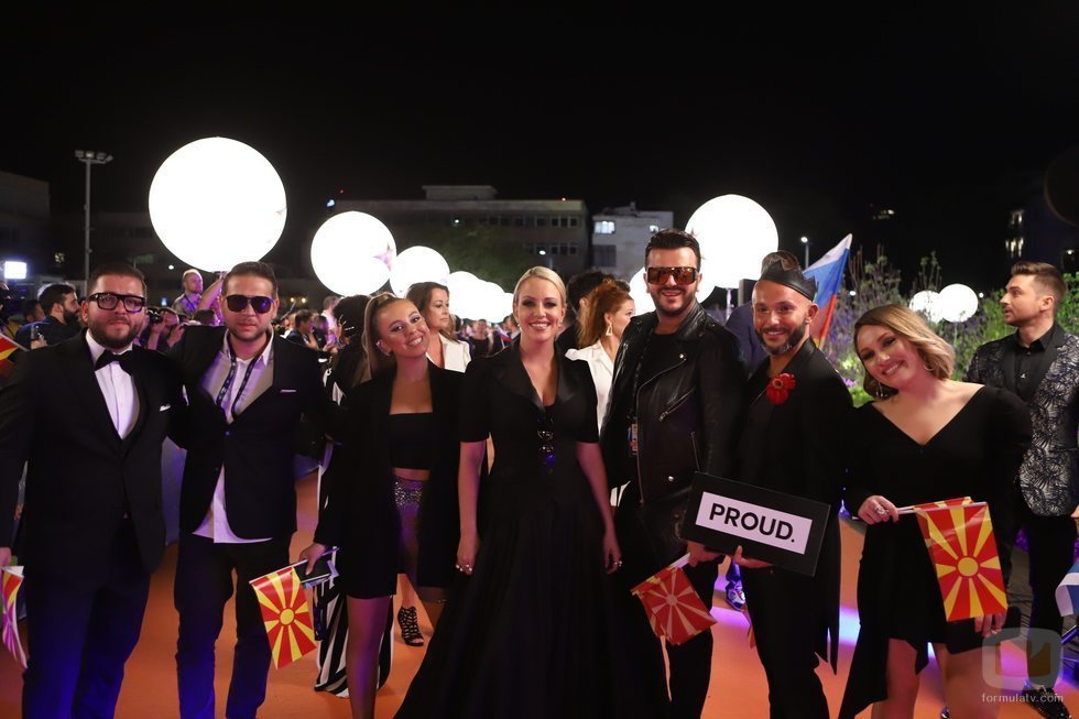 Tamara Todevska y su equipo, en la alfombra naranja de Eurovisión 2019