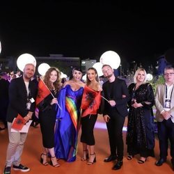 Jonida Maliqi y su equipo, en la alfombra naranja de Eurovisión 2019