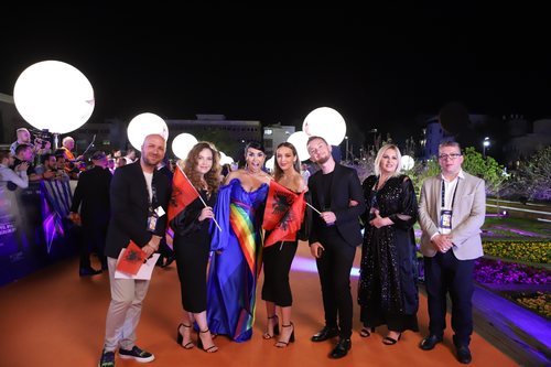 Jonida Maliqi y su equipo, en la alfombra naranja de Eurovisión 2019