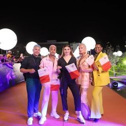 Michela Pace y su equipo, en la alfombra naranja de Eurovisión 2019