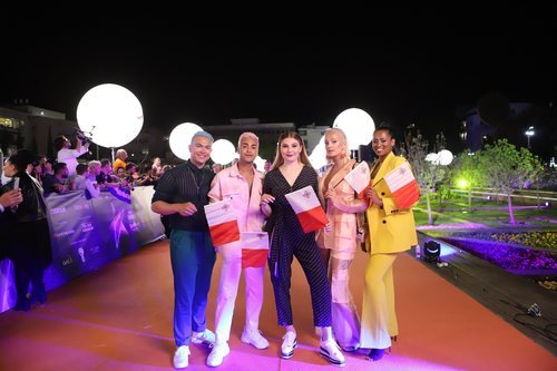 Michela Pace y su equipo, en la alfombra naranja de Eurovisión 2019