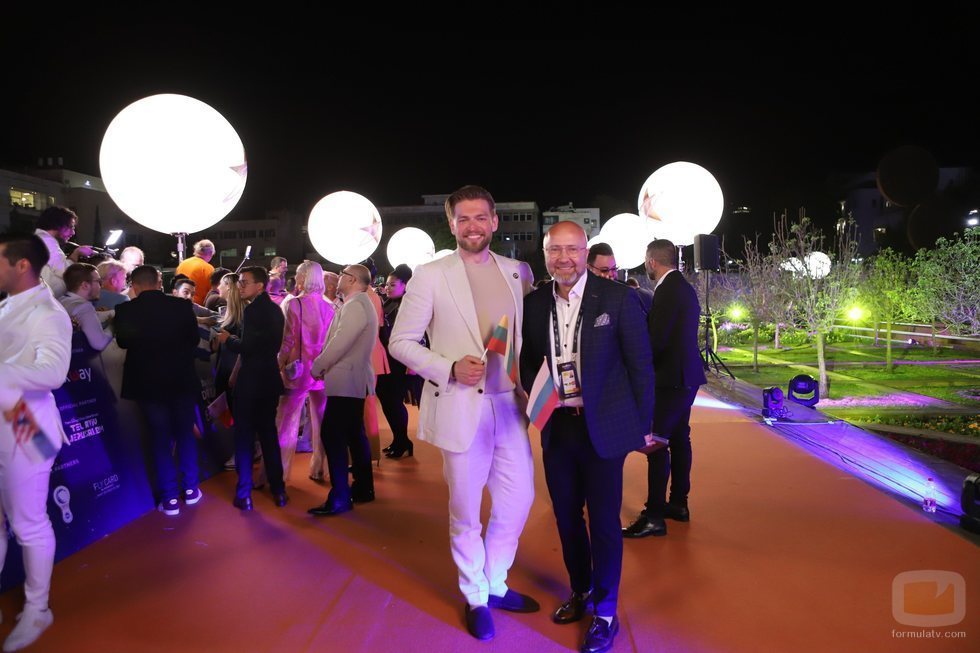 Jurij Veklenko y su equipo, en la alfombra naranja de Eurovisión 2019