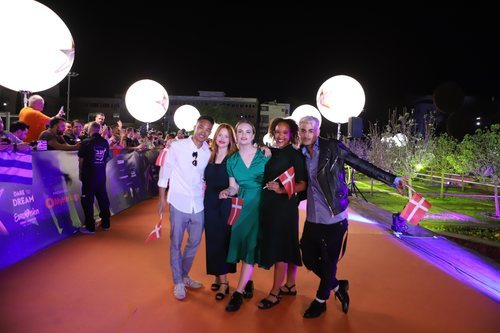 Leonora y su equipo, en la alfombra naranja de Eurovisión 2019