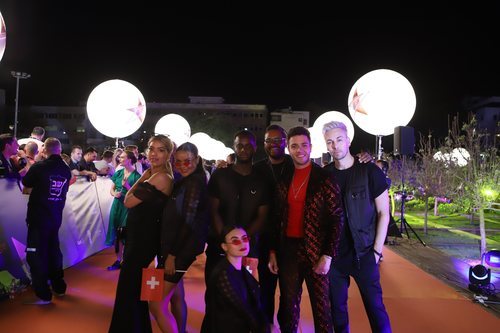 Luca Hänni y su equipo, en la alfombra naranja de Eurovisión 2019