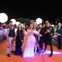 Ester Peony y su equipo, en la alfombra naranja de Eurovisión 2019