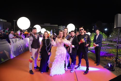 Ester Peony y su equipo, en la alfombra naranja de Eurovisión 2019