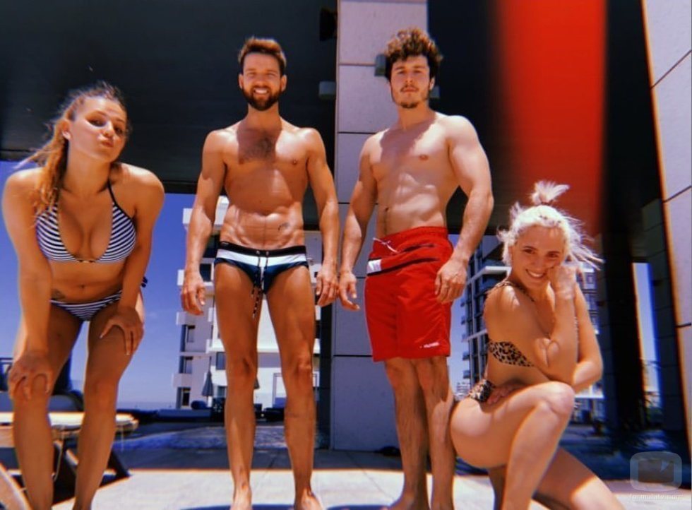 Miki Núñez, en bañador junto a sus bailarines de Eurovisión 2019