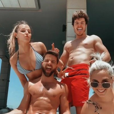 Miki Núñez, en bañador junto a sus bailarines de Eurovisión 2019 en Tel Aviv