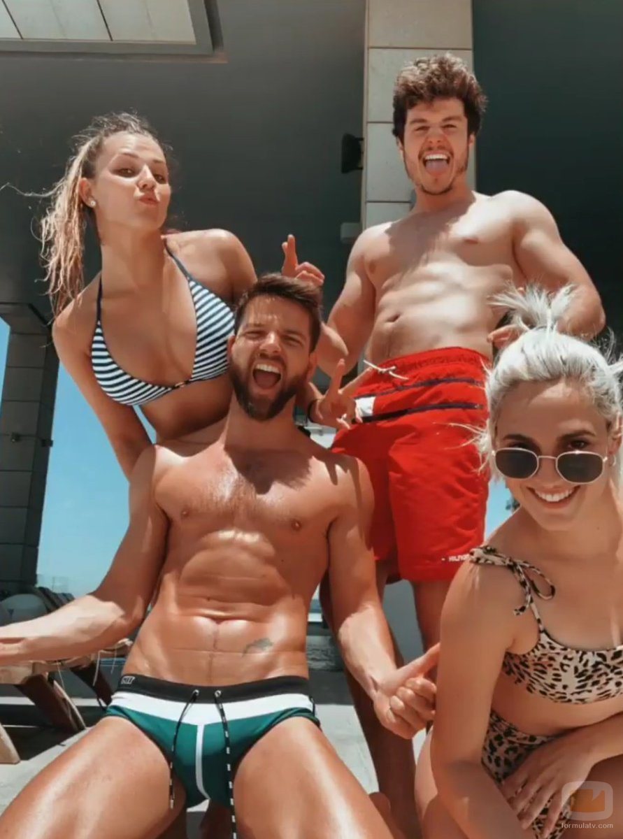 Miki Núñez, en bañador junto a sus bailarines de Eurovisión 2019 en Tel Aviv