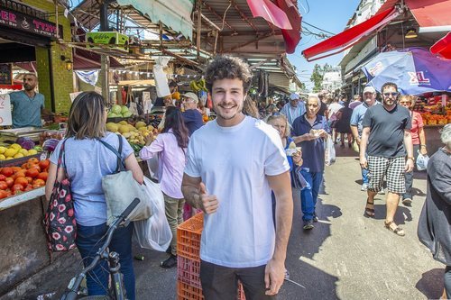 Miki Núñez visitando los mercados de Tel Aviv en los descansos de Eurovisión 2019
