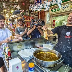Miki Núñez probando comida en los mercados de Tel Aviv durante Eurovisión 2019