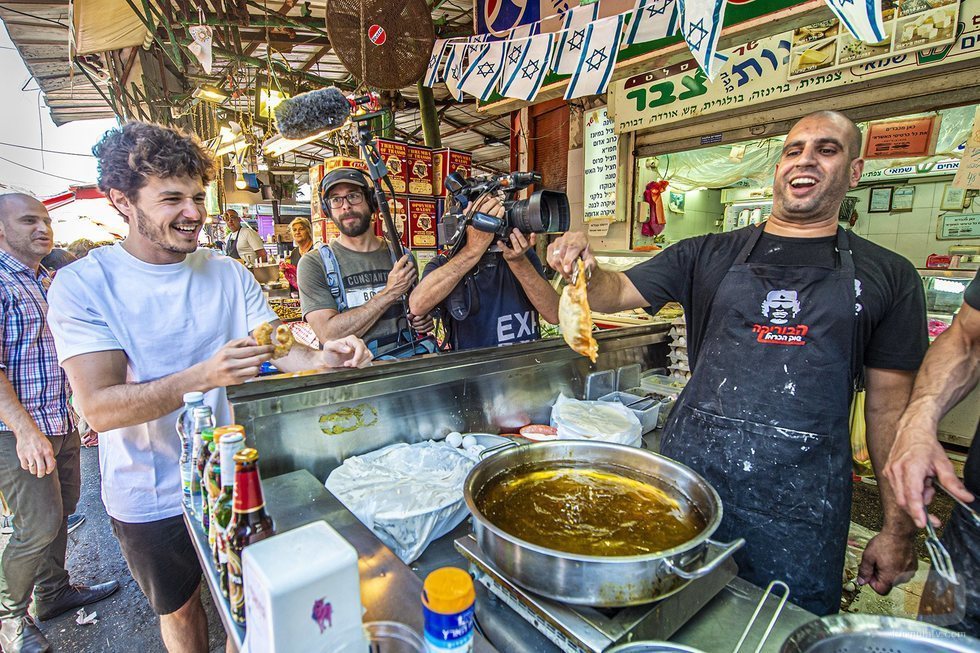 Miki Núñez probando comida en los mercados de Tel Aviv durante Eurovisión 2019