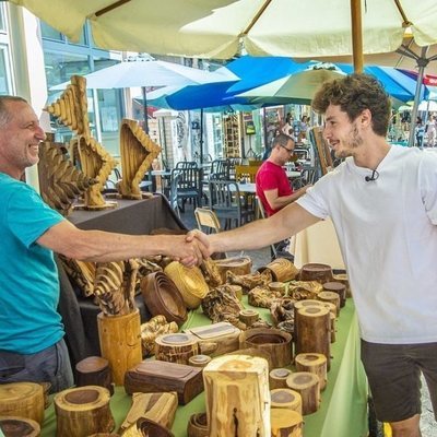 Miki Núñez saluda a un artesano en un mercado de Tel Aviv