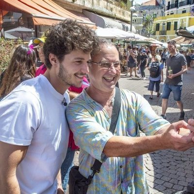 Miki Núñez posando con un hombre para una foto en los mercados de Tel Aviv