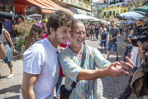 Miki Núñez posando con un hombre para una foto en los mercados de Tel Aviv