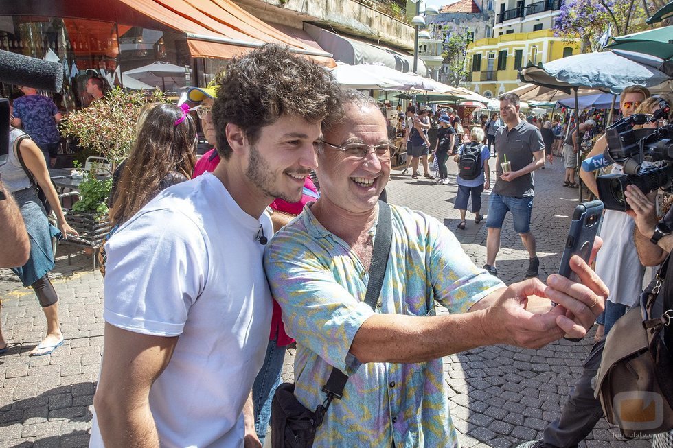 Miki Núñez posando con un hombre para una foto en los mercados de Tel Aviv