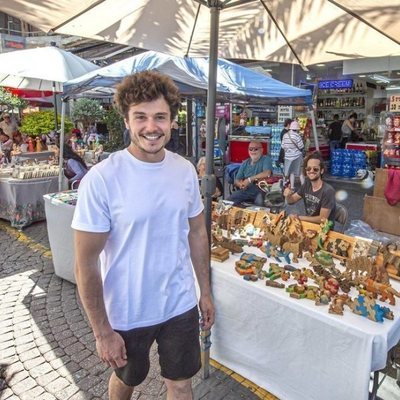 Miki Núñez posando junto a un puesto de artesanía en los mercados de Tel Aviv