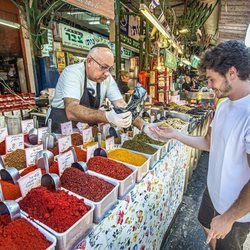 Miki Núñez, frente a un puesto de especias en los mercados de Tel Aviv