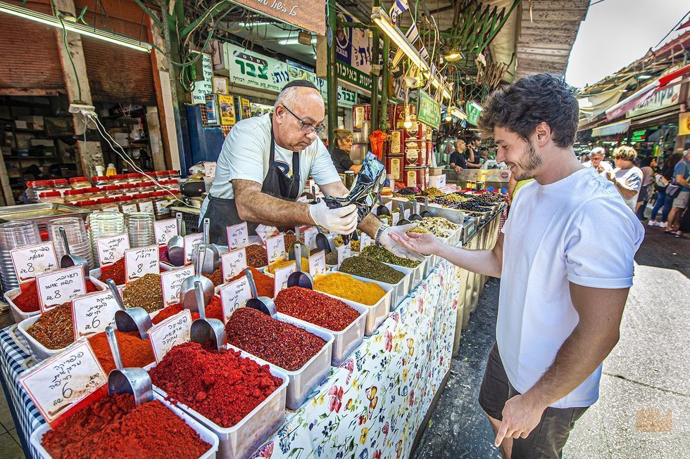 Miki Núñez, frente a un puesto de especias en los mercados de Tel Aviv