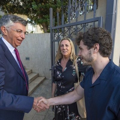 Miki Núñez es recibido por Manuel Gómez Acebo, el embajador de España en Israel