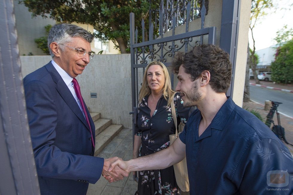 Miki Núñez es recibido por Manuel Gómez Acebo, el embajador de España en Israel