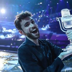 Duncan Laurence posa con el micrófono de cristal tras ganar Eurovisión 2019