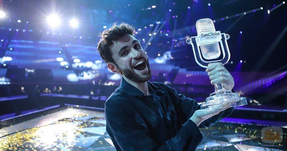 Duncan Laurence posa con el micrófono de cristal tras ganar Eurovisión 2019